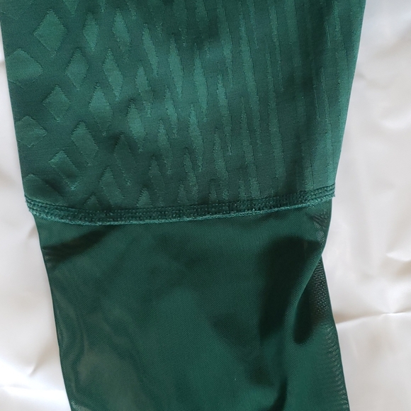 ALO Yoga Motion Leggings - Picture 10 of 12